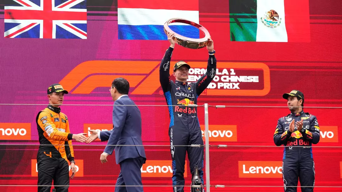 Max Verstappen (M.) gewann in China vor Lando Norris (l) und Sergio Perez. - Bild: Uncredited/AP/dpa