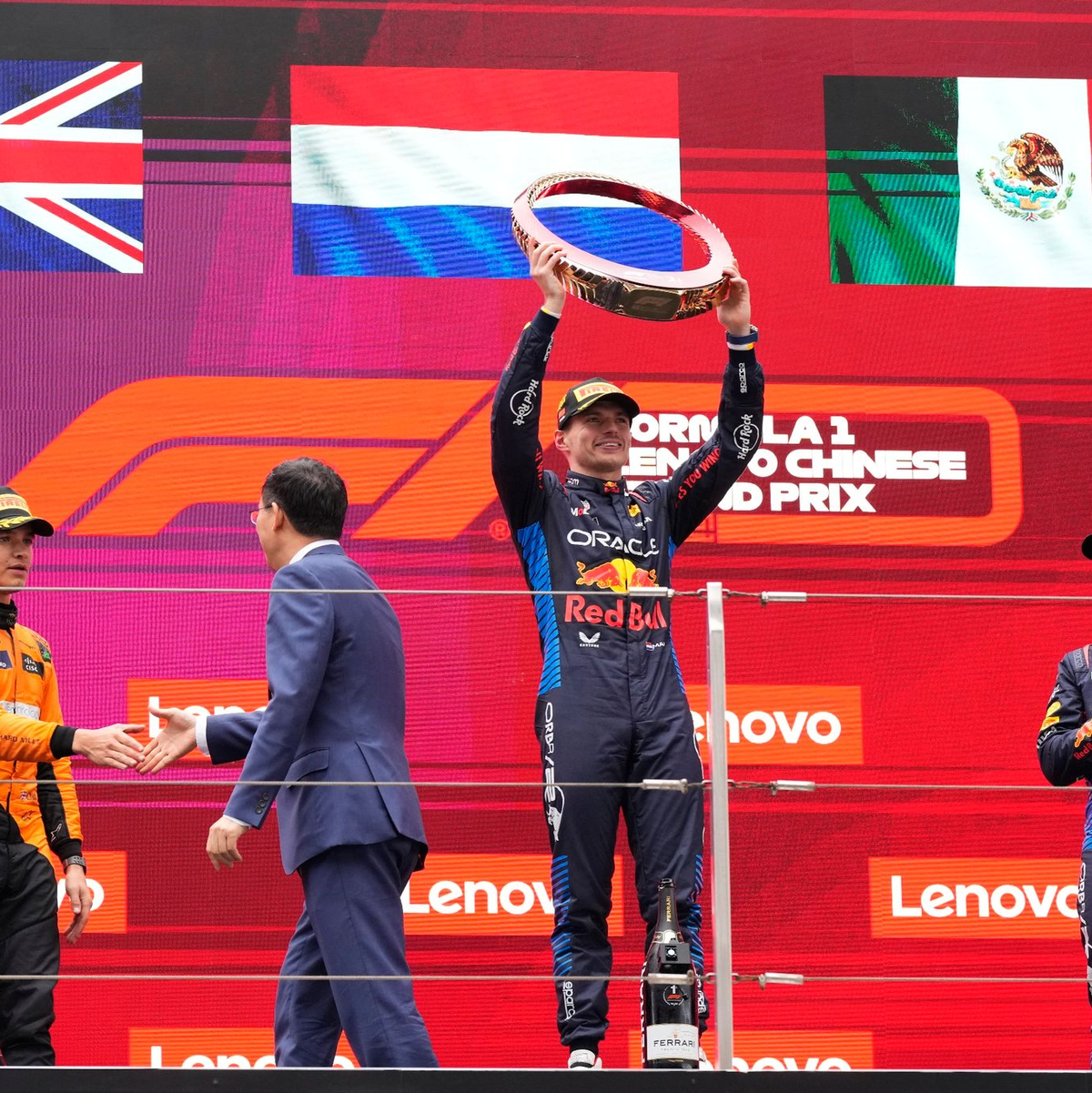 Max Verstappen (M.) gewann in China vor Lando Norris (l) und Sergio Perez. - Foto: Uncredited/AP/dpa