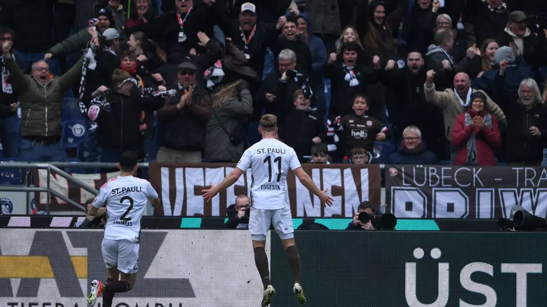 Der FC St. Pauli sicherte sich bei Hannover 96 drei wichtige Punkte im Kampf um den Bundesliga-Aufstieg. - Bild: Swen Pförtner/dpa