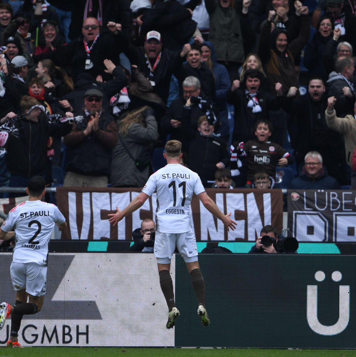 Der FC St. Pauli sicherte sich bei Hannover 96 drei wichtige Punkte im Kampf um den Bundesliga-Aufstieg. - Foto: Swen Pförtner/dpa