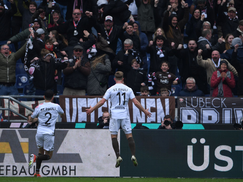 Der FC St. Pauli sicherte sich bei Hannover 96 drei wichtige Punkte im Kampf um den Bundesliga-Aufstieg. - Foto: Swen Pförtner/dpa