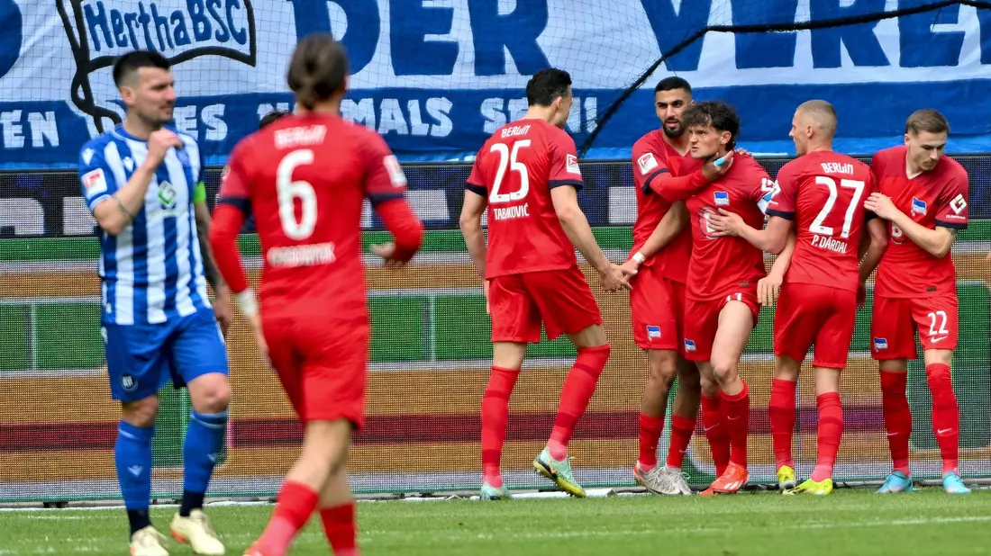 Hertha BSC traf zwar doppelt in Karlsruhe, musste sich dennoch mit 2:3 geschlagen geben. - Bild: Jan-Philipp Strobel/dpa