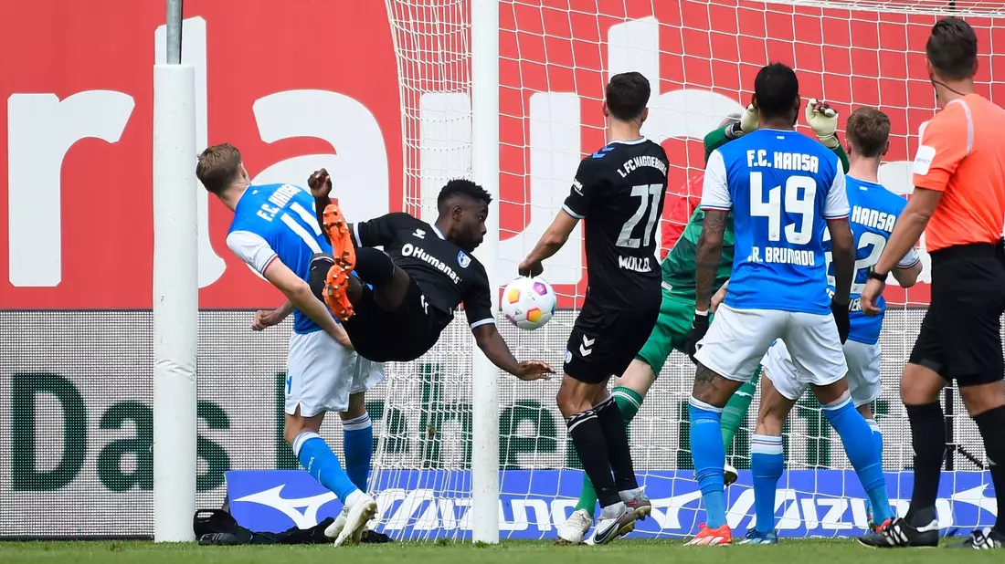 Magdeburgs Daniel Heber (2.vr) köpft den Ball zur 2:0-Führung in das Rostocker Tor. - Bild: Gregor Fischer/dpa