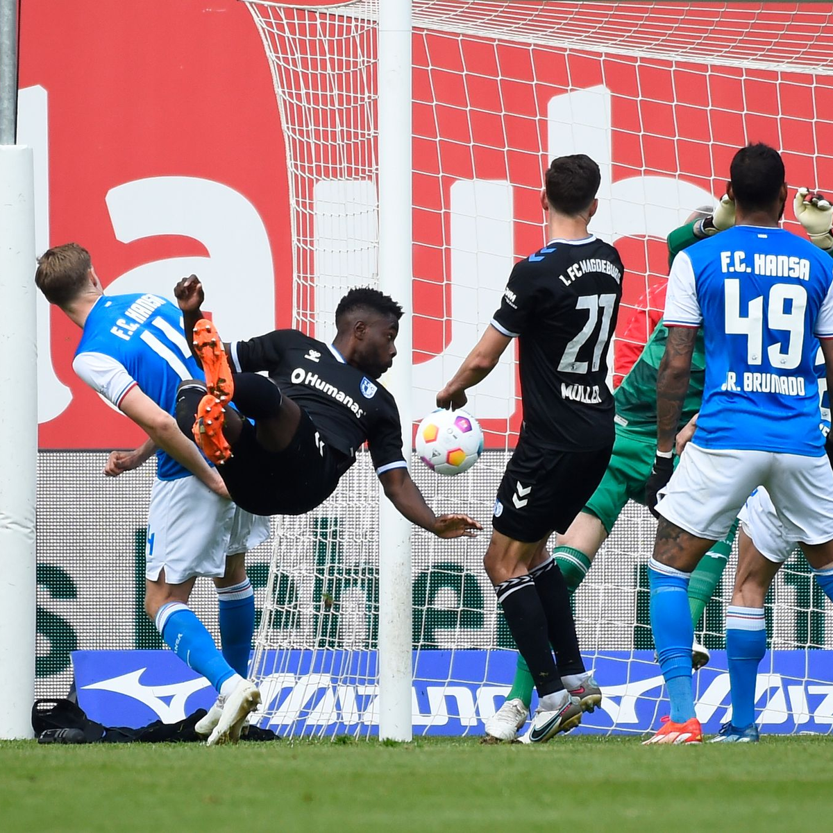 Magdeburgs Daniel Heber (2.vr) köpft den Ball zur 2:0-Führung in das Rostocker Tor. - Foto: Gregor Fischer/dpa