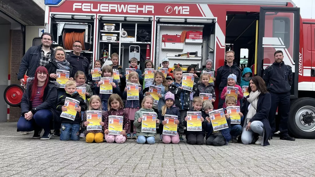 FW-KLE: Zum internationalen Tag des Kindergartens: Vorschulkinder besuchen die Freiwillige Feuerwehr Bedburg-Hau - Bild: presseportal.de