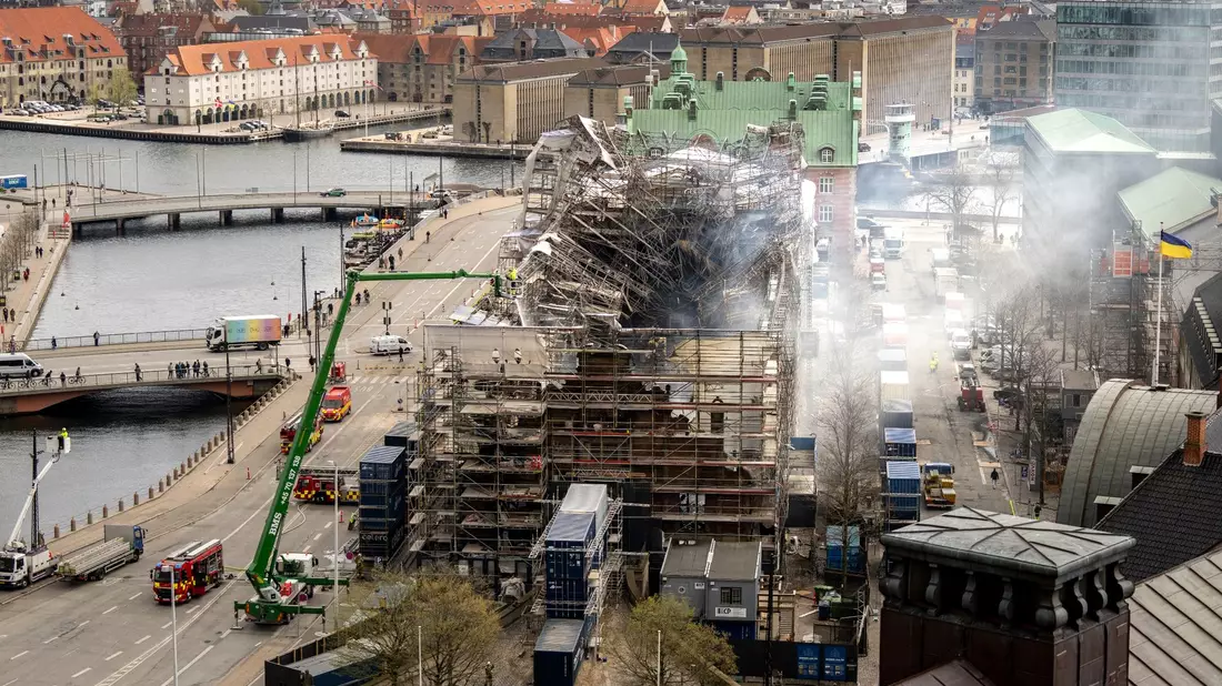 Ein Blick auf die Überreste der alten Börse in Kopenhagen. - Bild: Ida Marie Odgaard/Ritzau Scanpix Foto/AP/dpa