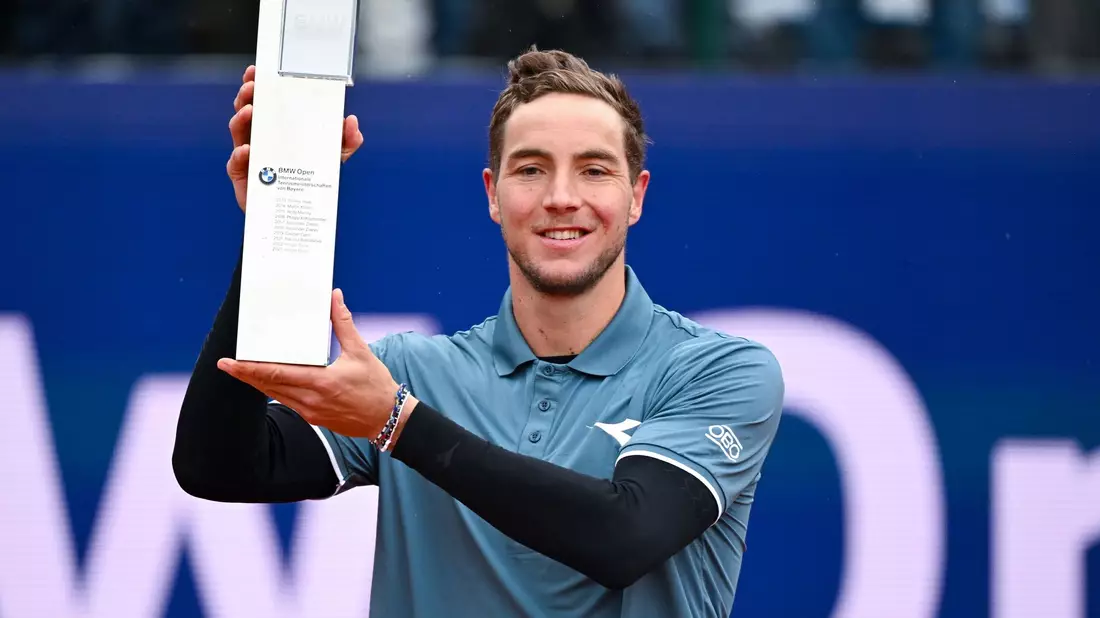 Jan-Lennard Struff jubelt nach dem Spiel mit dem Pokal. - Bild: Sven Hoppe/dpa