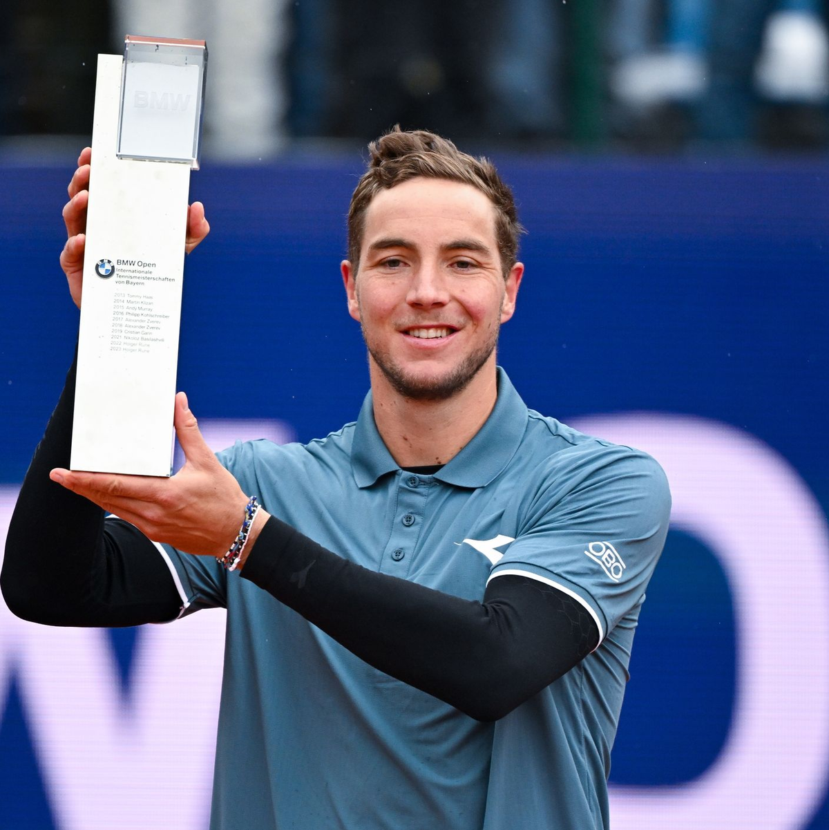 Jan-Lennard Struff jubelt nach dem Spiel mit dem Pokal. - Foto: Sven Hoppe/dpa