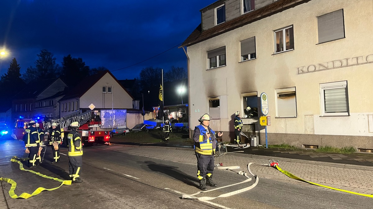 FW LK Neunkirchen: Erfolgreiche Brandbekämpfung in einem Mehrfamilienhaus in Spiesen - Foto: presseportal.de