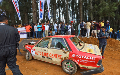Einer der Unfallwagen beim Autorennen Fox Hill Supercross in Sri Lanka. - Foto: STR/AP
