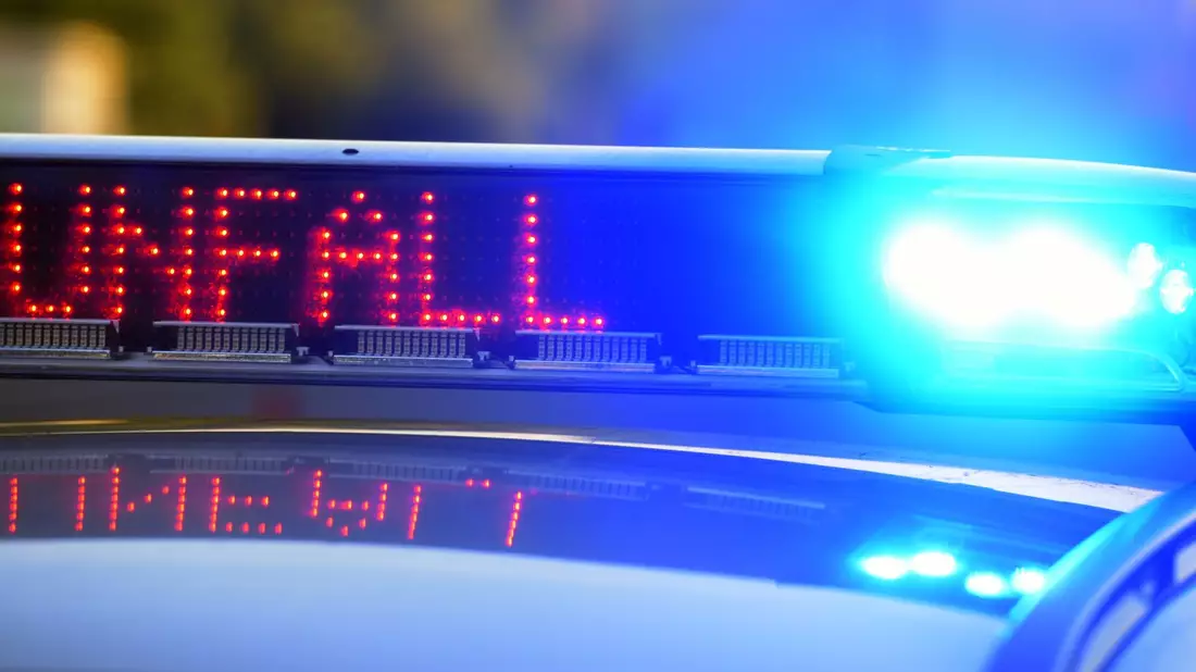 Mehrere Menschen sind bei einer Unfallserie auf der schneebedeckten A95 in Bayern schwer verletzt worden. Ein Autofahrer kam ums Leben. - Bild: Stefan Puchner/dpa