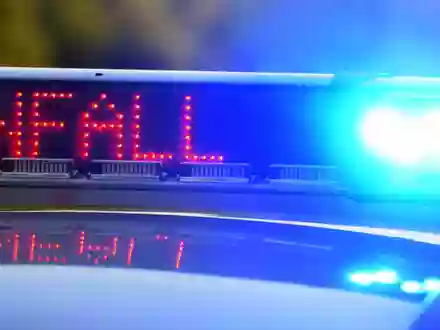 Mehrere Menschen sind bei einer Unfallserie auf der schneebedeckten A95 in Bayern schwer verletzt worden. Ein Autofahrer kam ums Leben. - Foto: Stefan Puchner/dpa