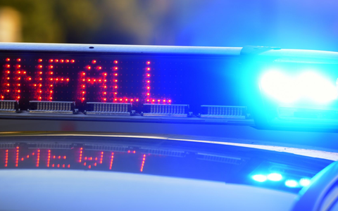 Mehrere Menschen sind bei einer Unfallserie auf der schneebedeckten A95 in Bayern schwer verletzt worden. Ein Autofahrer kam ums Leben. - Foto: Stefan Puchner/dpa