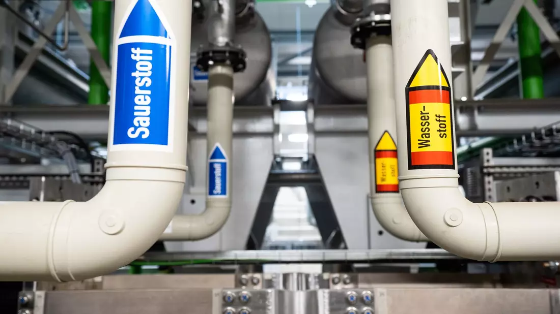 Deutschland und die EU laufen nach einer kürzlich veröffentlichten Studie Gefahr, ihre eigenen Wasserstoffziele zu verfehlen. Sauberer Wasserstoff als Energieträger sei zum Erreichen der globalen Klimaziele unverzichtbar. - Bild: Nicolas Armer/dpa