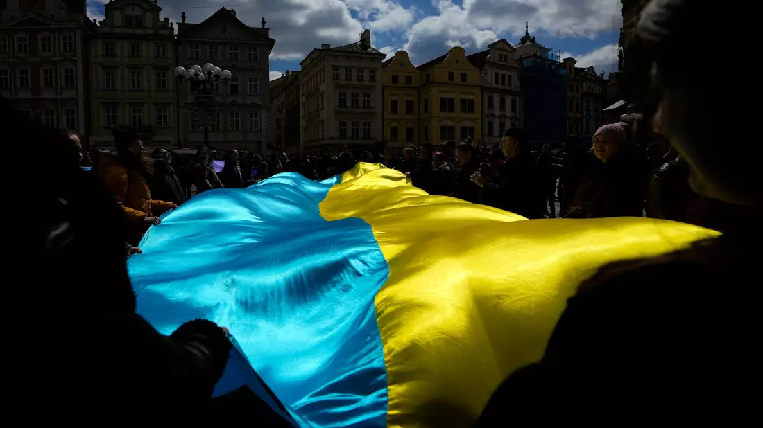 In Prag wird für die Unterstützung des estnischen militärischen Strategieplans für die Ukraine demonstriert. - Bild: Petr David Josek/AP/dpa