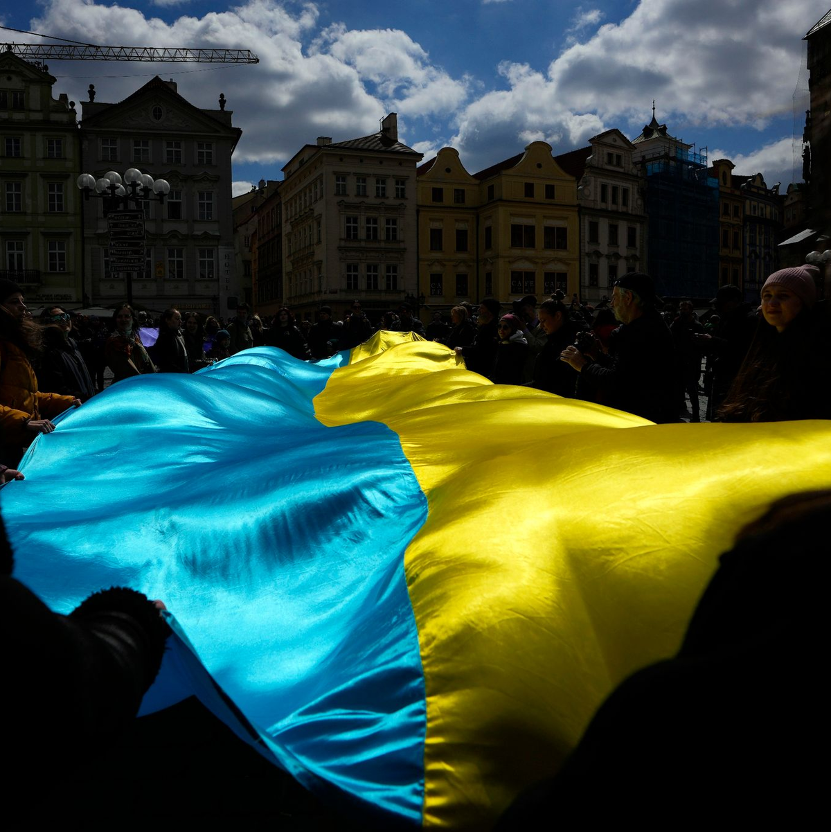 In Prag wird für die Unterstützung des estnischen militärischen Strategieplans für die Ukraine demonstriert. - Foto: Petr David Josek/AP/dpa