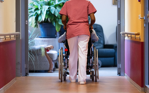 Personalmangel und Geldsorgen in der Pflegebranche sind an der Tagesordnung. Bei der Leitmesse wird gezeigt, wie Pflege in der Zukunft gelingen kann. - Foto: Marijan Murat/dpa