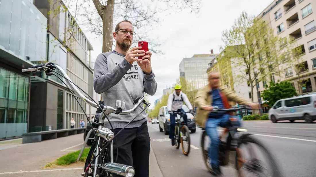 Falko Görres (Die Partei), Fahrradaktivist und Stadtverordneter im Frankfurter Römer zeigt Falschparker, insbesondere auf Fahrradwegen, an. - Bild: Andreas Arnold/dpa