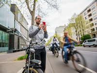 Falko Görres (Die Partei), Fahrradaktivist und Stadtverordneter im Frankfurter Römer zeigt Falschparker, insbesondere auf Fahrradwegen, an. - Foto: Andreas Arnold/dpa