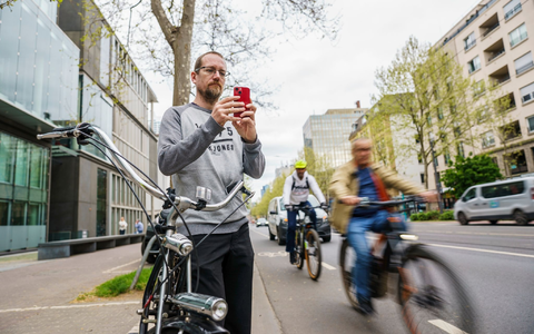 Falko Görres (Die Partei), Fahrradaktivist und Stadtverordneter im Frankfurter Römer zeigt Falschparker, insbesondere auf Fahrradwegen, an. - Foto: Andreas Arnold/dpa