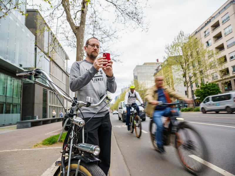 Falko Görres (Die Partei), Fahrradaktivist und Stadtverordneter im Frankfurter Römer zeigt Falschparker, insbesondere auf Fahrradwegen, an. - Foto: Andreas Arnold/dpa