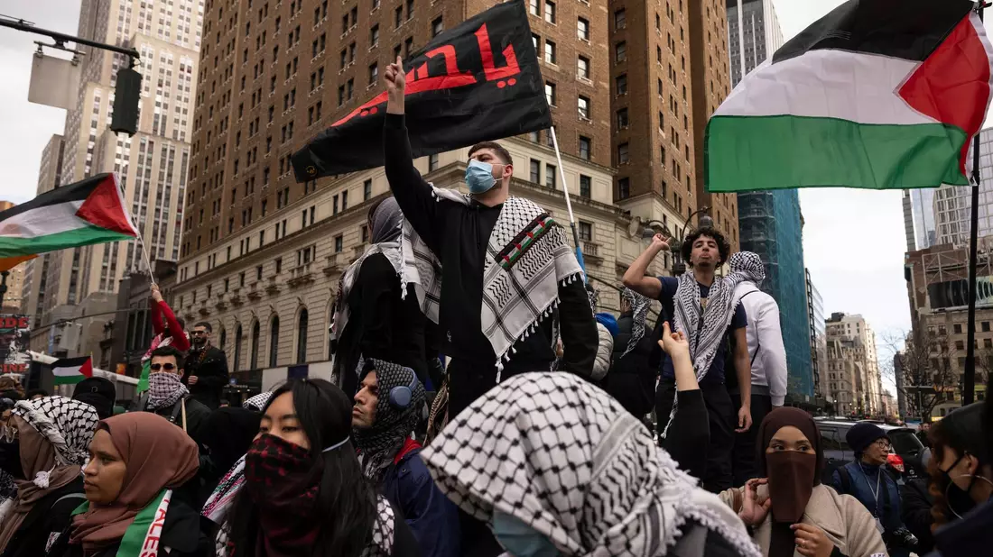 Propalästinensische Demonstranten skandieren Parolen während einer Demonstration in New York (Symbolbild). - Bild: Yuki Iwamura/FR171758 AP/AP