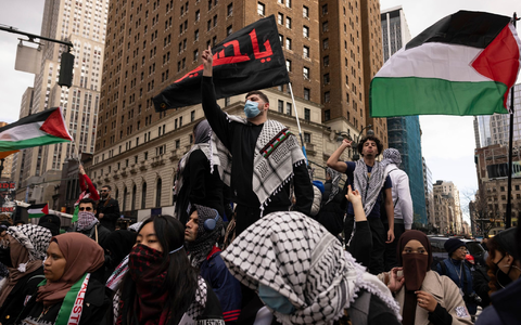 Propalästinensische Demonstranten skandieren Parolen während einer Demonstration in New York (Symbolbild). - Foto: Yuki Iwamura/FR171758 AP/AP