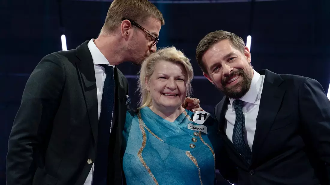Die Entertainer Joko (l) und Klaas (r) stehen mit Zuschauerin Carola zusammen. Die Entertainer Joko und Klaas haben um 20.15 Uhr an ihrem Programmtag auf ProSieben mit einer Quiz-Show gestartet. - Bild: Weiya Yeung/ProSieben/FloridaTV/dpa
