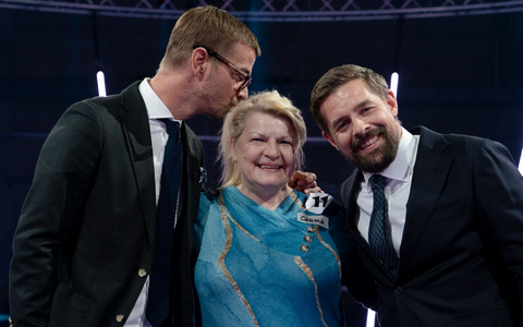 Die Entertainer Joko (l) und Klaas (r) stehen mit Zuschauerin Carola zusammen. Die Entertainer Joko und Klaas haben um 20.15 Uhr an ihrem Programmtag auf ProSieben mit einer Quiz-Show gestartet. - Foto: Weiya Yeung/ProSieben/FloridaTV/dpa Die Entertainer Joko (l) und Klaas (r) stehen mit Zuschauerin Carola zusammen. Die Entertainer Joko und Klaas haben um 20.15 Uhr an ihrem Programmtag auf ProSieben mit einer Quiz-Show gestartet. - Foto: Weiya Yeung/ProSieben/FloridaTV/dpa