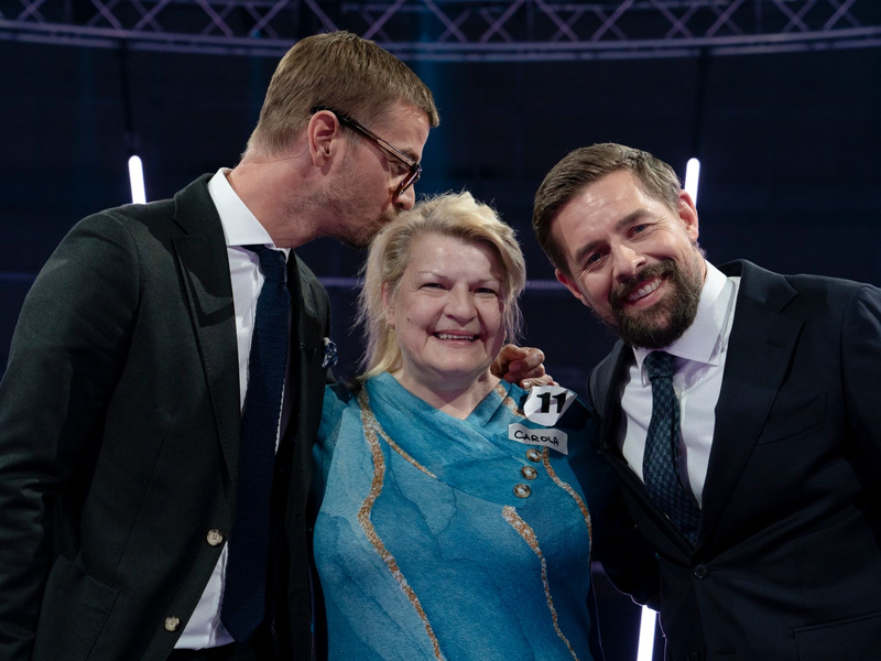 Die Entertainer Joko (l) und Klaas (r) stehen mit Zuschauerin Carola zusammen. Die Entertainer Joko und Klaas haben um 20.15 Uhr an ihrem Programmtag auf ProSieben mit einer Quiz-Show gestartet. - Foto: Weiya Yeung/ProSieben/FloridaTV/dpa