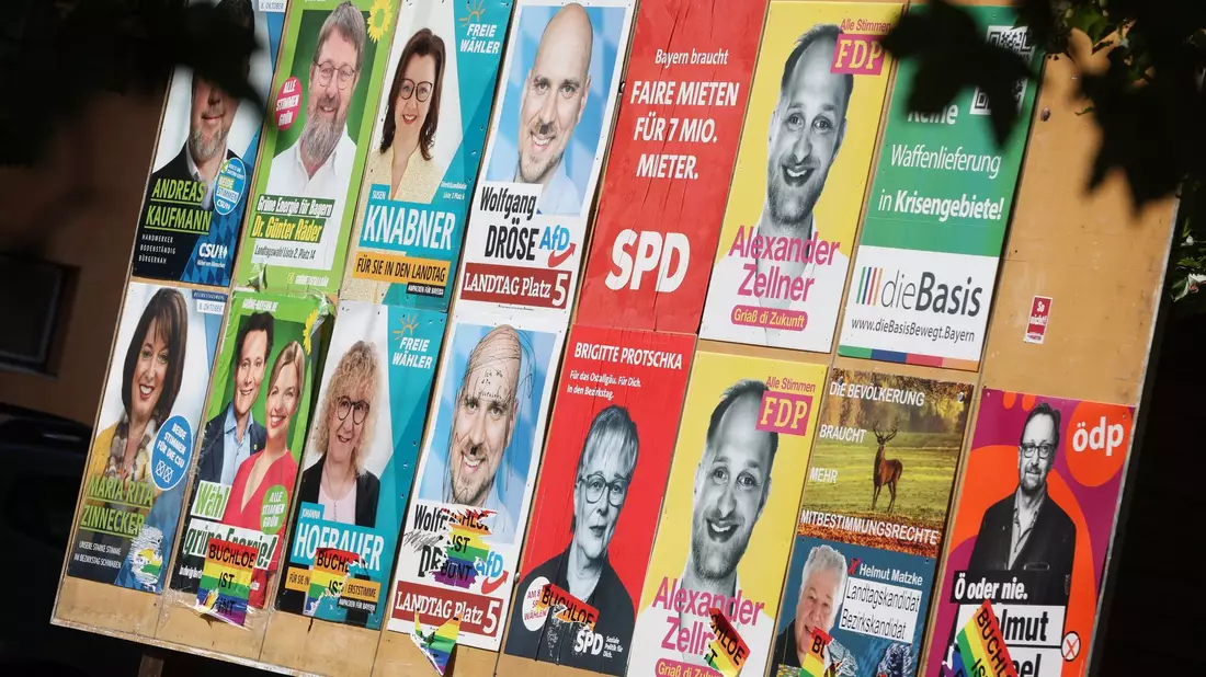 Wahlplakate verschiedener Parteien für eine Landtagswahl. - Bild: Karl-Josef Hildenbrand/dpa