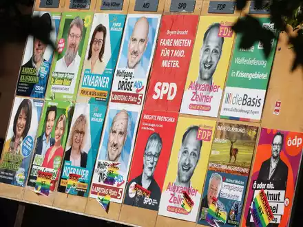 Wahlplakate verschiedener Parteien für eine Landtagswahl. - Foto: Karl-Josef Hildenbrand/dpa