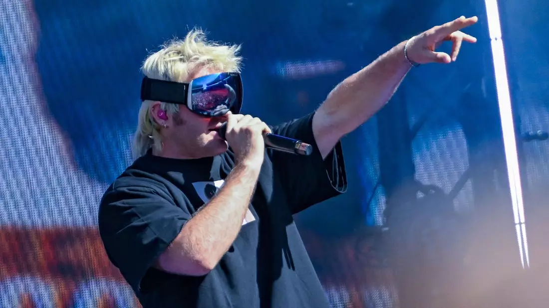Trägt auch einen Vokuhila: der Rapper Ski Aggu (Archivbild). - Bild: Britta Pedersen/dpa