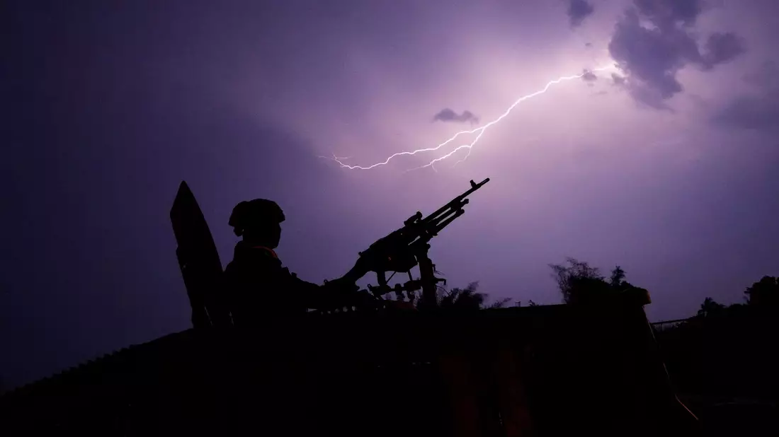 Die thailändische Armee ist am Fluss Moei seit Tagen mit zahlreichen gepanzerten Fahrzeugen im Einsatz. - Bild: Sakchai Lalit/AP/dpa