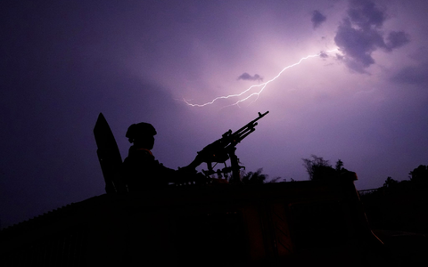 Die thailändische Armee ist am Fluss Moei seit Tagen mit zahlreichen gepanzerten Fahrzeugen im Einsatz. - Foto: Sakchai Lalit/AP/dpa