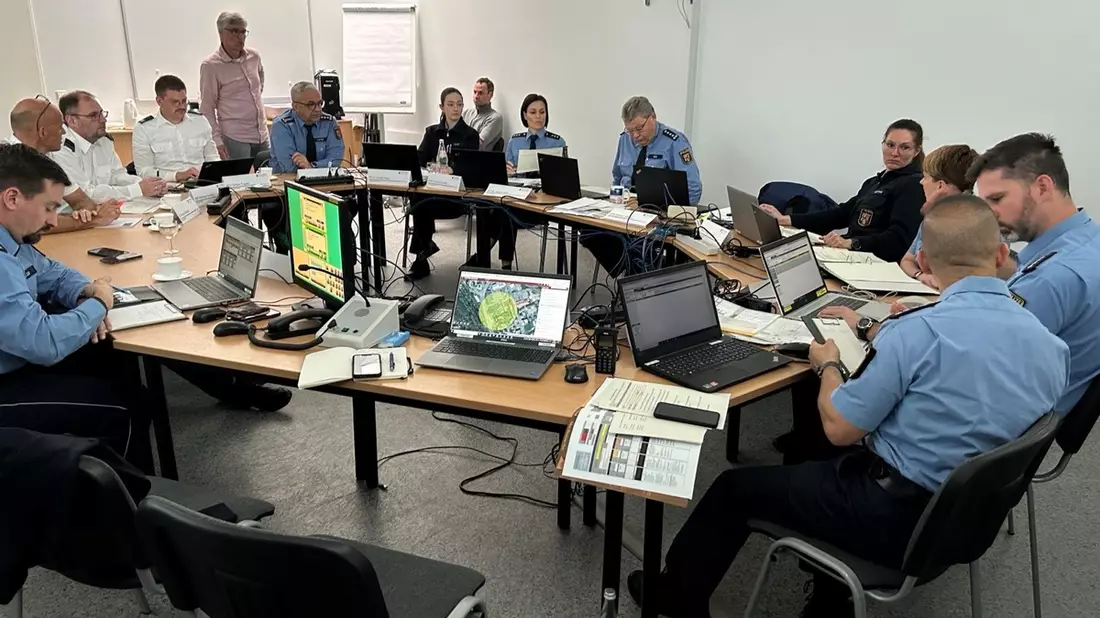 POL-PDPS: Gemeinsame Übung der Feuerwehr und Polizei Pirmasens - Bild: presseportal.de