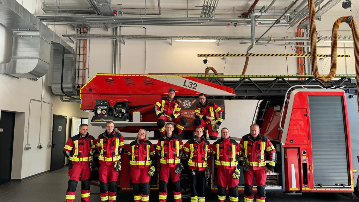 FW Overath: Sechs neue Drehleitermaschinisten für die Freiwillige Feuerwehr Overath - Foto: presseportal.de