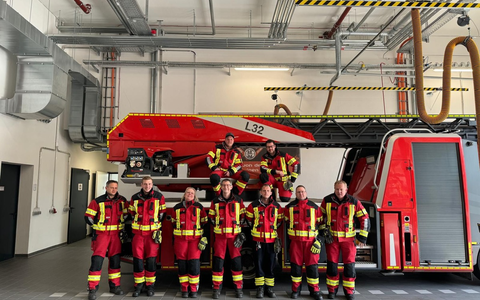 FW Overath: Sechs neue Drehleitermaschinisten fĂĽr die Freiwillige Feuerwehr Overath - Foto: presseportal.de FW Overath: Sechs neue Drehleitermaschinisten fĂĽr die Freiwillige Feuerwehr Overath - Foto: presseportal.de