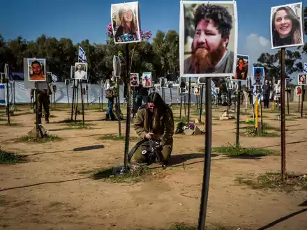 Überlebende und Angehörige der Opfer auf dem Gelände des Musikfestivals Supernova, einem der Orte des brutalen Terrorangriffs der Hamas vom 7. Oktober 2023. - Foto: Ilia Yefimovich/dpa