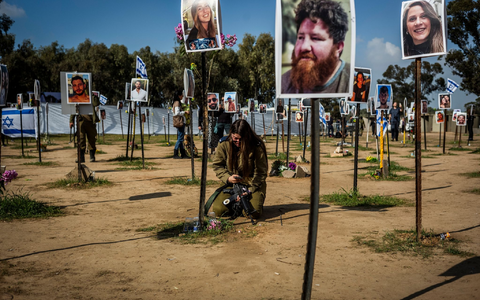 Überlebende und Angehörige der Opfer auf dem Gelände des Musikfestivals Supernova, einem der Orte des brutalen Terrorangriffs der Hamas vom 7. Oktober 2023. - Foto: Ilia Yefimovich/dpa