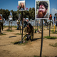 Überlebende und Angehörige der Opfer auf dem Gelände des Musikfestivals Supernova, einem der Orte des brutalen Terrorangriffs der Hamas vom 7. Oktober 2023. - Foto: Ilia Yefimovich/dpa