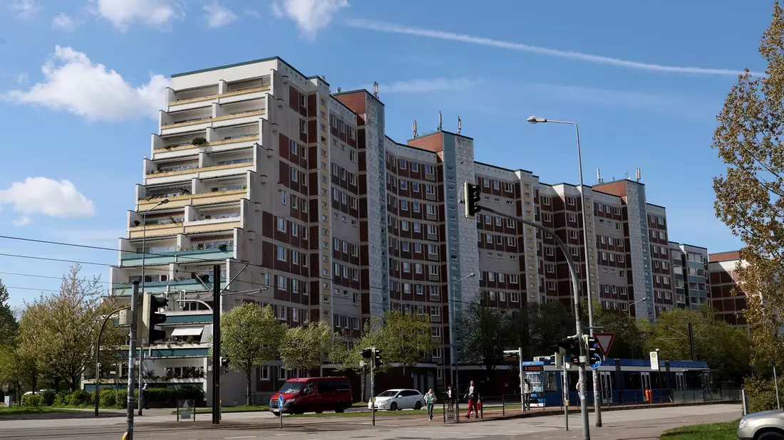 Das sogenannte «Terrassenhaus» im Rostocker Stadtteil Evershagen wurde 1977 gebaut und steht unter Denkmalsschutz. - Bild: Bernd Wüstneck/dpa