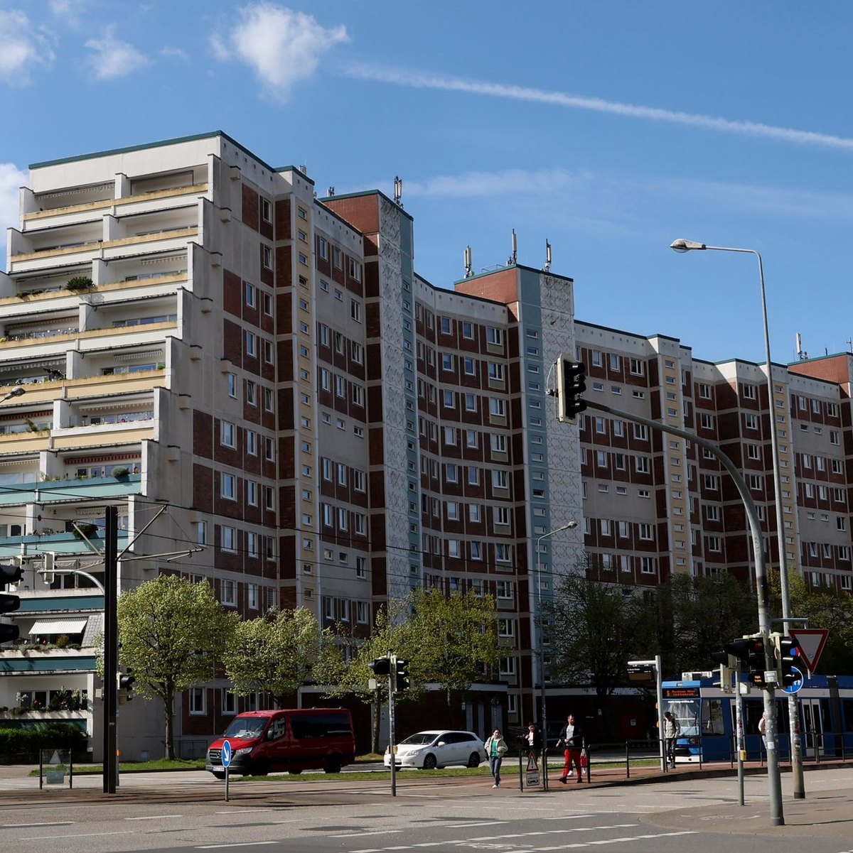 Das sogenannte «Terrassenhaus» im Rostocker Stadtteil Evershagen wurde 1977 gebaut und steht unter Denkmalsschutz. - Foto: Bernd Wüstneck/dpa