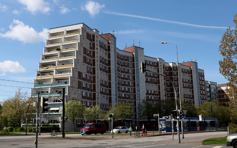 Das sogenannte «Terrassenhaus» im Rostocker Stadtteil Evershagen wurde 1977 gebaut und steht unter Denkmalsschutz. - Foto: Bernd Wüstneck/dpa Das sogenannte «Terrassenhaus» im Rostocker Stadtteil Evershagen wurde 1977 gebaut und steht unter Denkmalsschutz. - Foto: Bernd Wüstneck/dpa