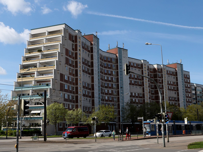 Das sogenannte «Terrassenhaus» im Rostocker Stadtteil Evershagen wurde 1977 gebaut und steht unter Denkmalsschutz. - Foto: Bernd Wüstneck/dpa