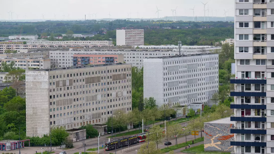 Blick auf einen leerstehenden DDR-Wohnblock (l) im Plattenbaugebiet Halle-Neustadt in Halle/Saale. - Bild: Hendrik Schmidt/dpa