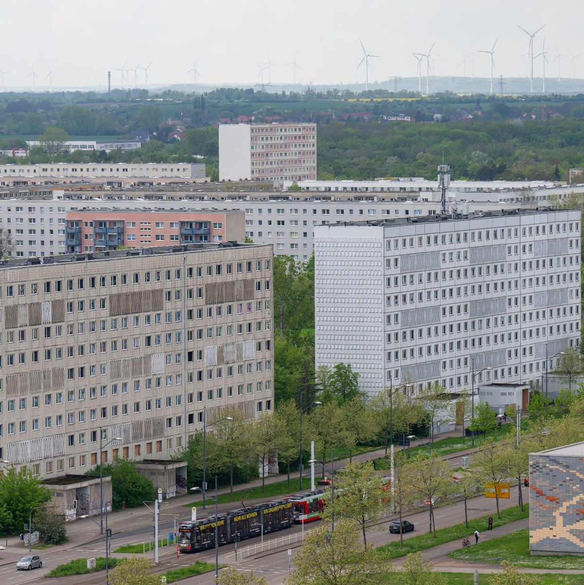 Blick auf einen leerstehenden DDR-Wohnblock (l) im Plattenbaugebiet Halle-Neustadt in Halle/Saale. - Foto: Hendrik Schmidt/dpa