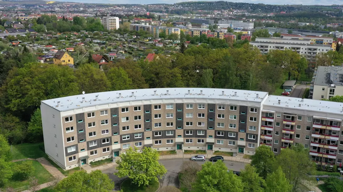 Ein Plattenbau in Gera Lusan, der mittlerweile unter Denkmalschutz steht. - Bild: Martin Schutt/dpa