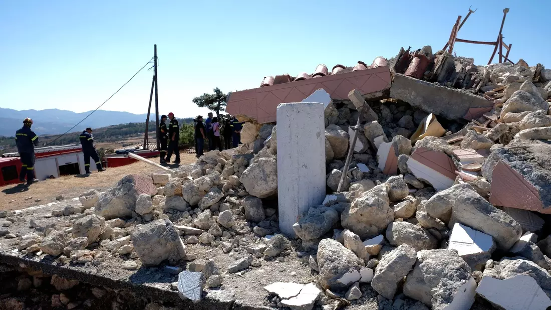Eine zerstörte griechisch-orthodoxe Kirche nach dem Erdbeben im September 2021 im Süden der Insel Kreta. - Bild: Harry Nakos/AP/dpa