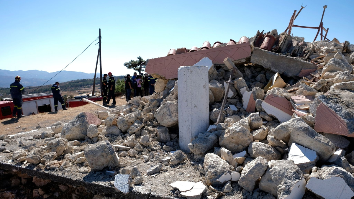 Eine zerstörte griechisch-orthodoxe Kirche nach dem Erdbeben im September 2021 im Süden der Insel Kreta. - Foto: Harry Nakos/AP/dpa